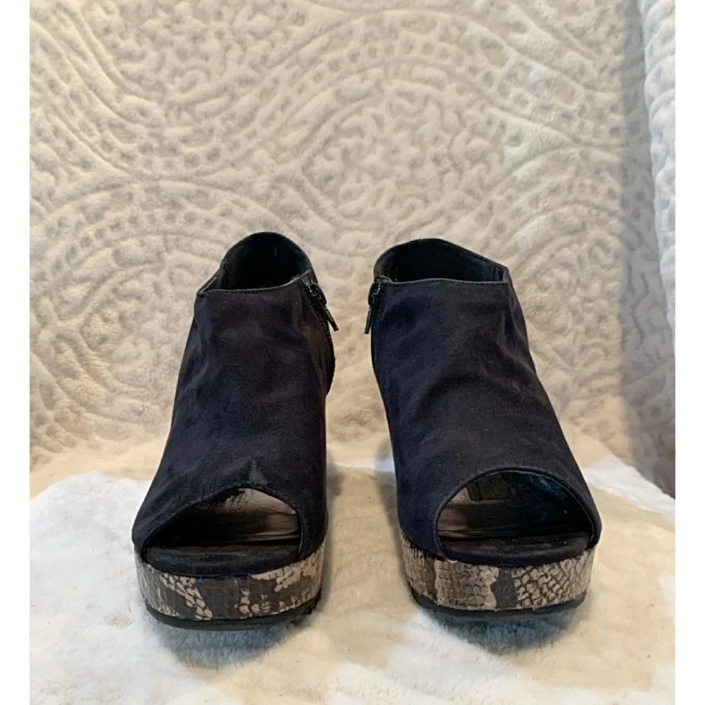 ATTENTION Sz 8.5M Faux Black Suede & Snakeskin Peep Toe Platforms